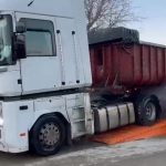 Vehículo atraviesa un lavarruedas de camión