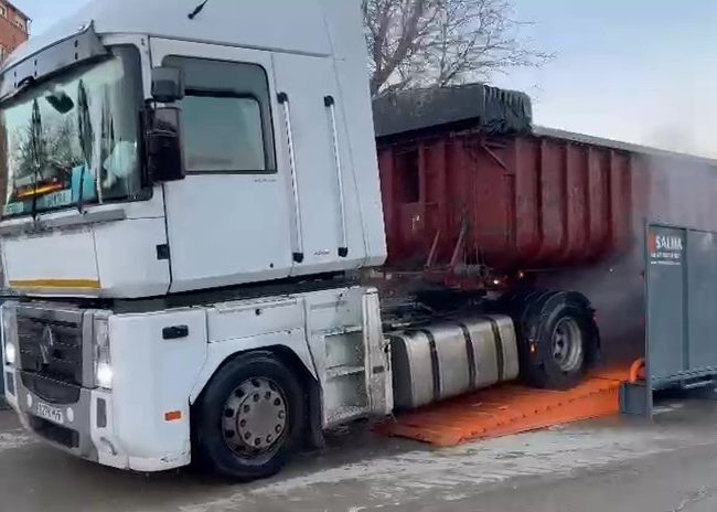 Vehículo atraviesa un lavarruedas de camión