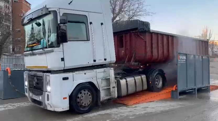 Vehículo atraviesa un lavarruedas de camión